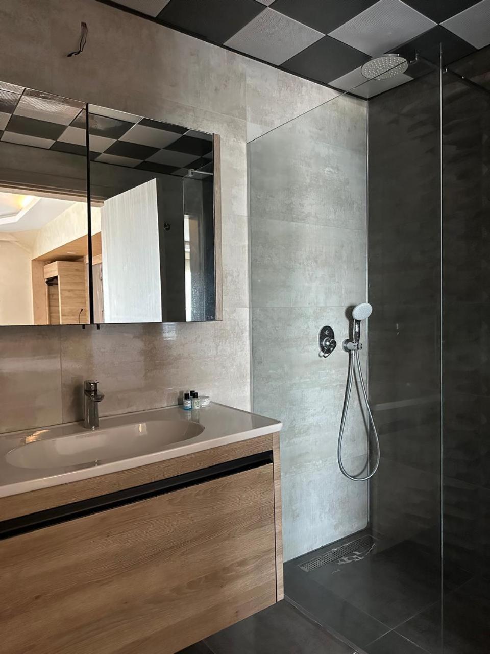 מרמריס Point Beach Hotel מראה חיצוני תמונה