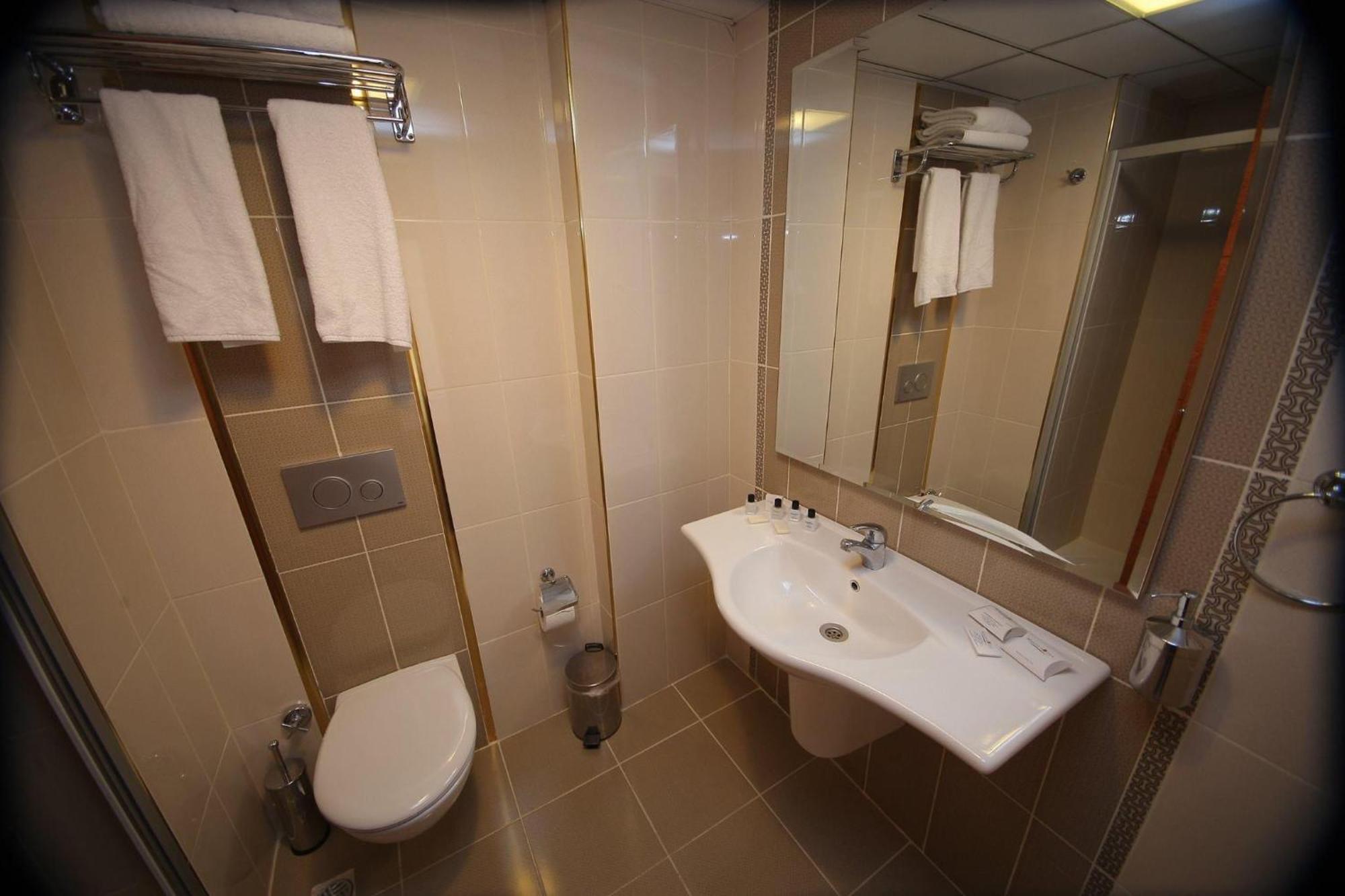 מרמריס Point Beach Hotel מראה חיצוני תמונה