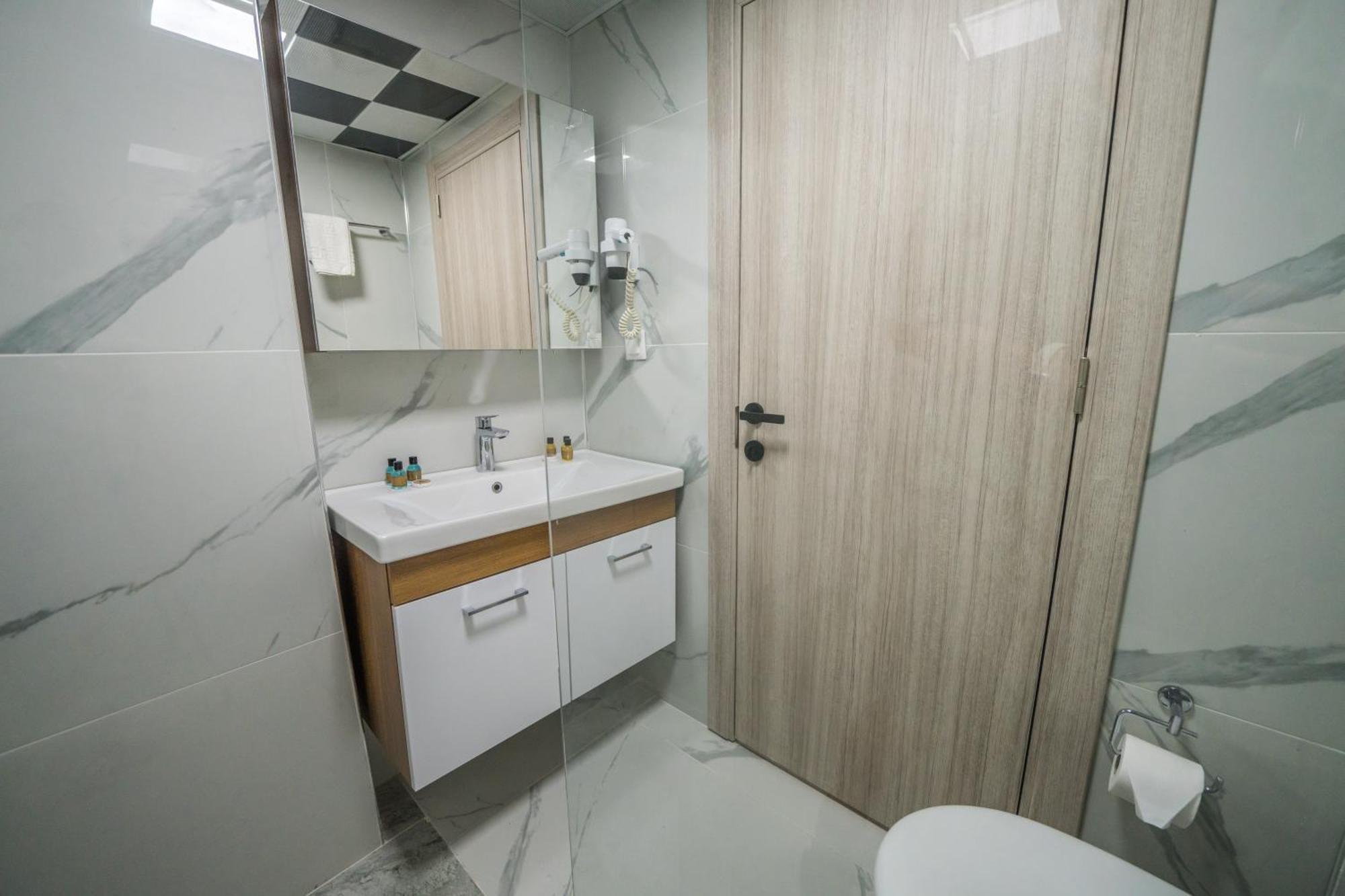 מרמריס Point Beach Hotel מראה חיצוני תמונה