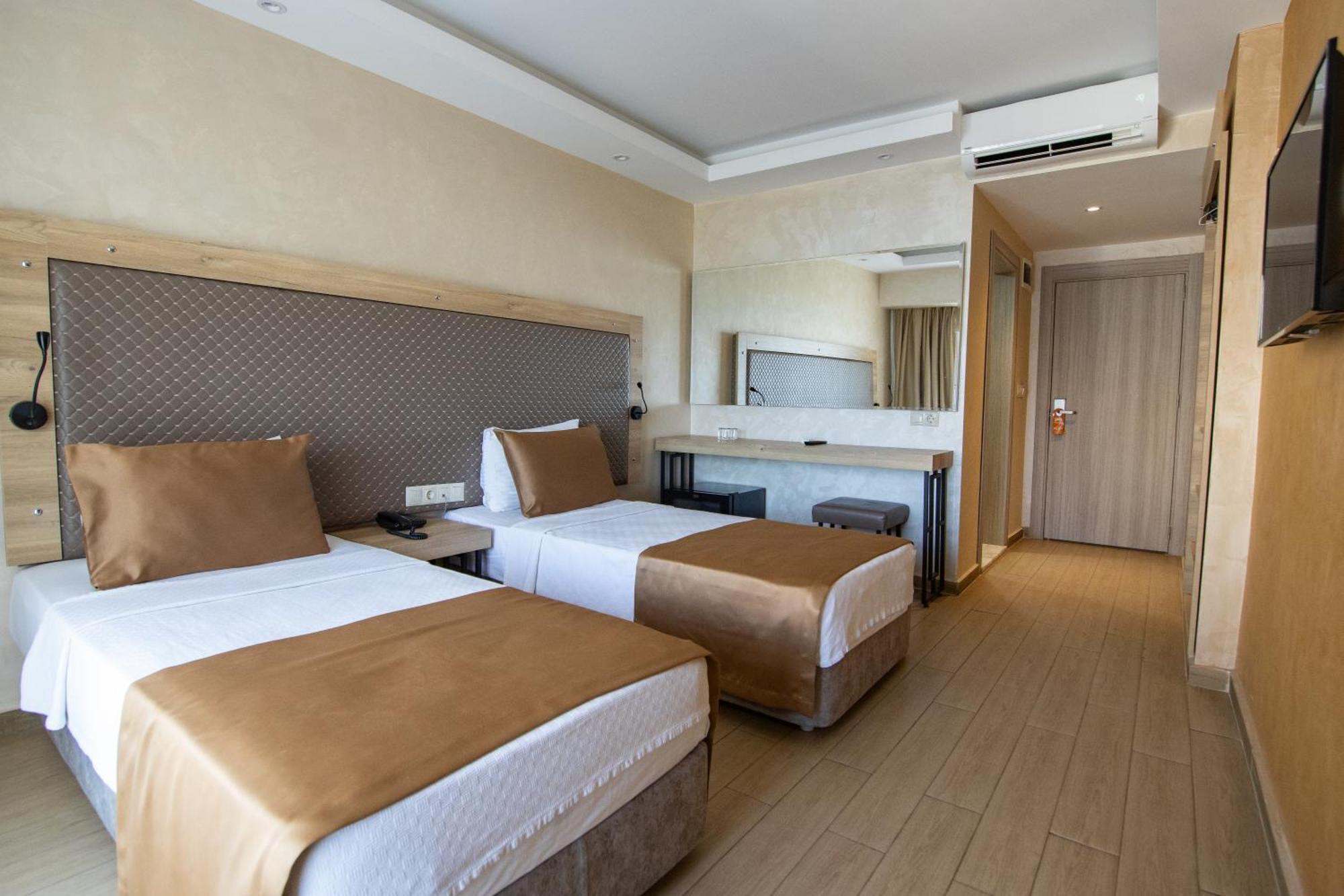 מרמריס Point Beach Hotel מראה חיצוני תמונה