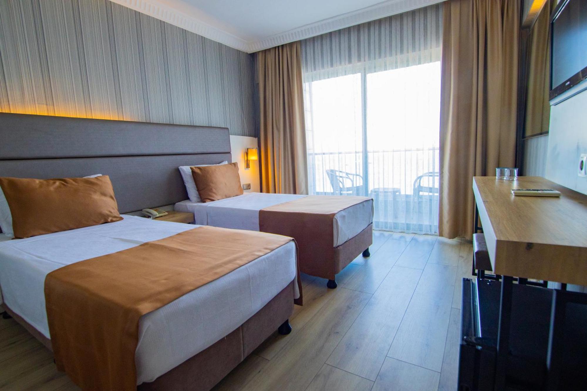 מרמריס Point Beach Hotel מראה חיצוני תמונה