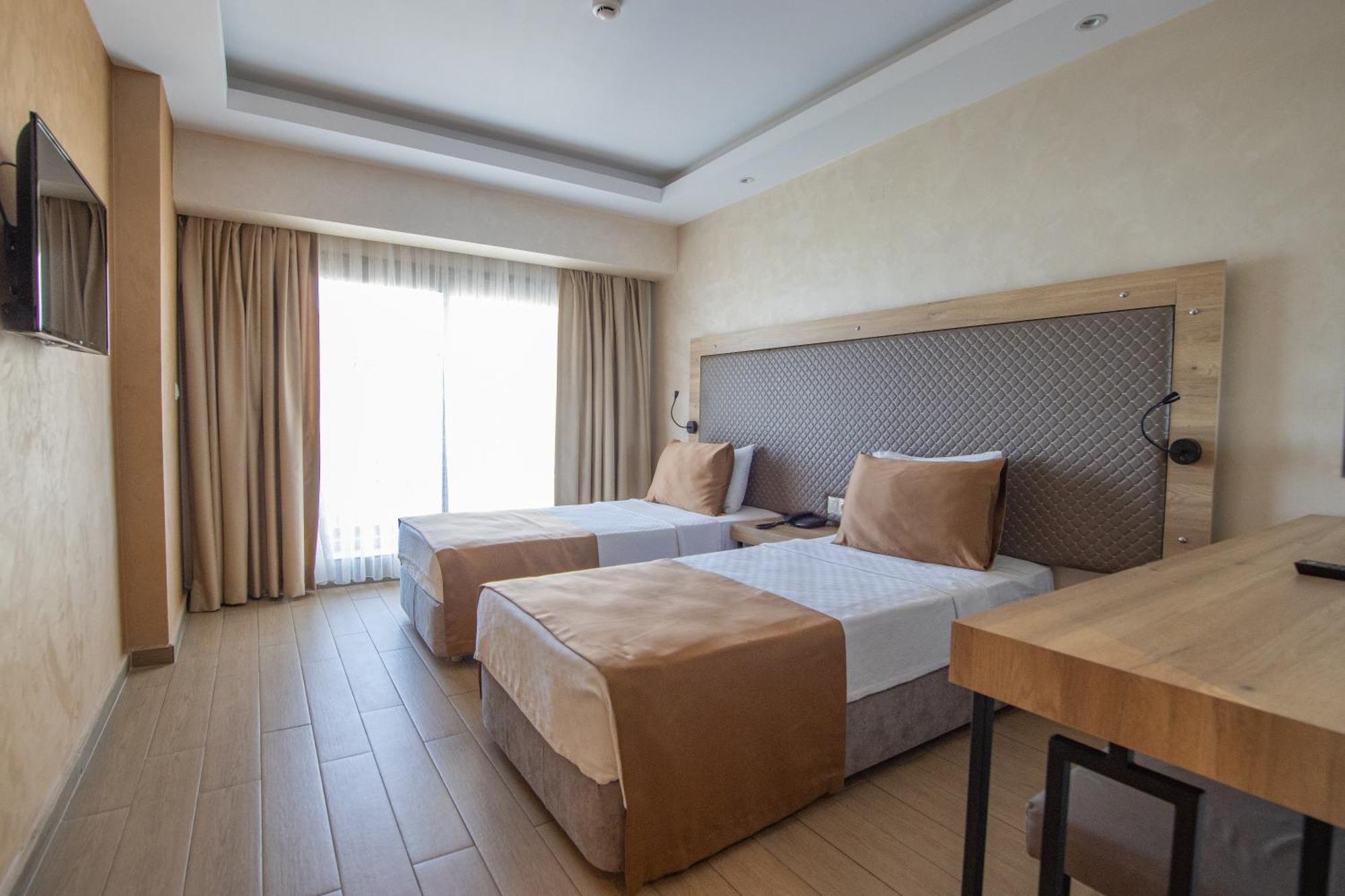 מרמריס Point Beach Hotel מראה חיצוני תמונה